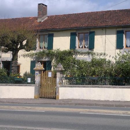 La Maison Jaune Bed & Breakfast Bouresse Bagian luar foto