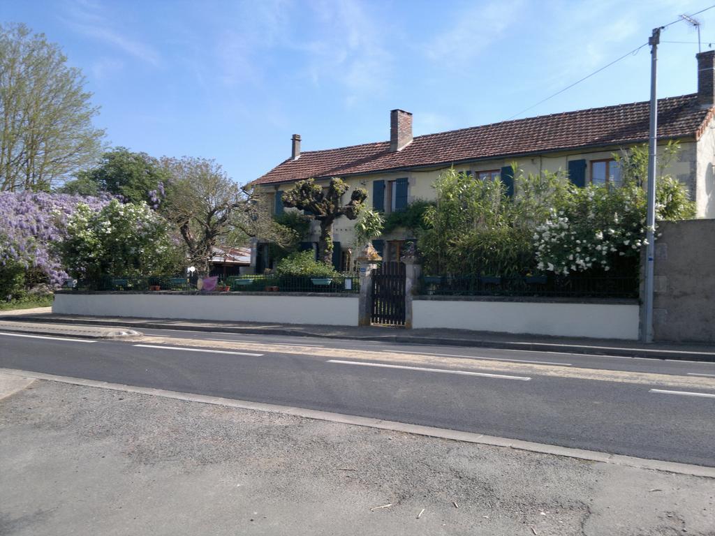 La Maison Jaune Bed & Breakfast Bouresse Bagian luar foto