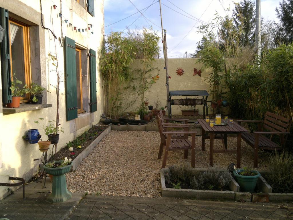 La Maison Jaune Bed & Breakfast Bouresse Bagian luar foto