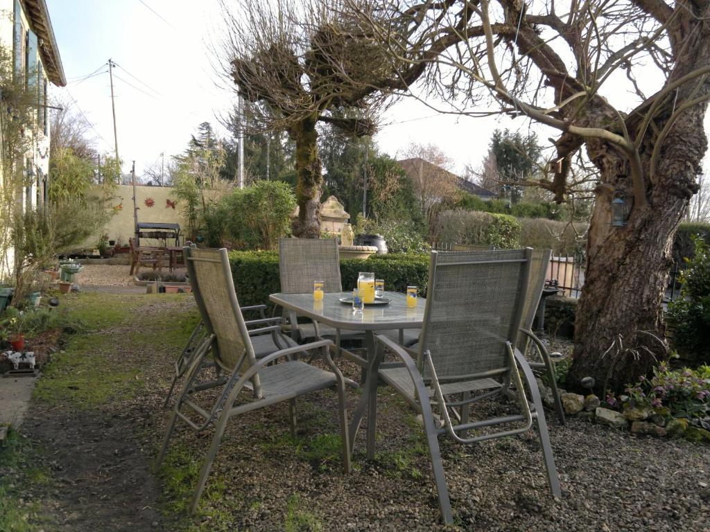 La Maison Jaune Bed & Breakfast Bouresse Bagian luar foto