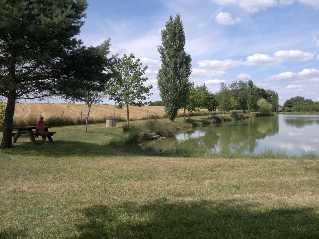 La Maison Jaune Bed & Breakfast Bouresse Bagian luar foto