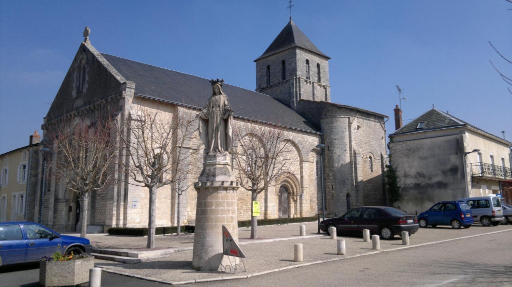 La Maison Jaune Bed & Breakfast Bouresse Bagian luar foto